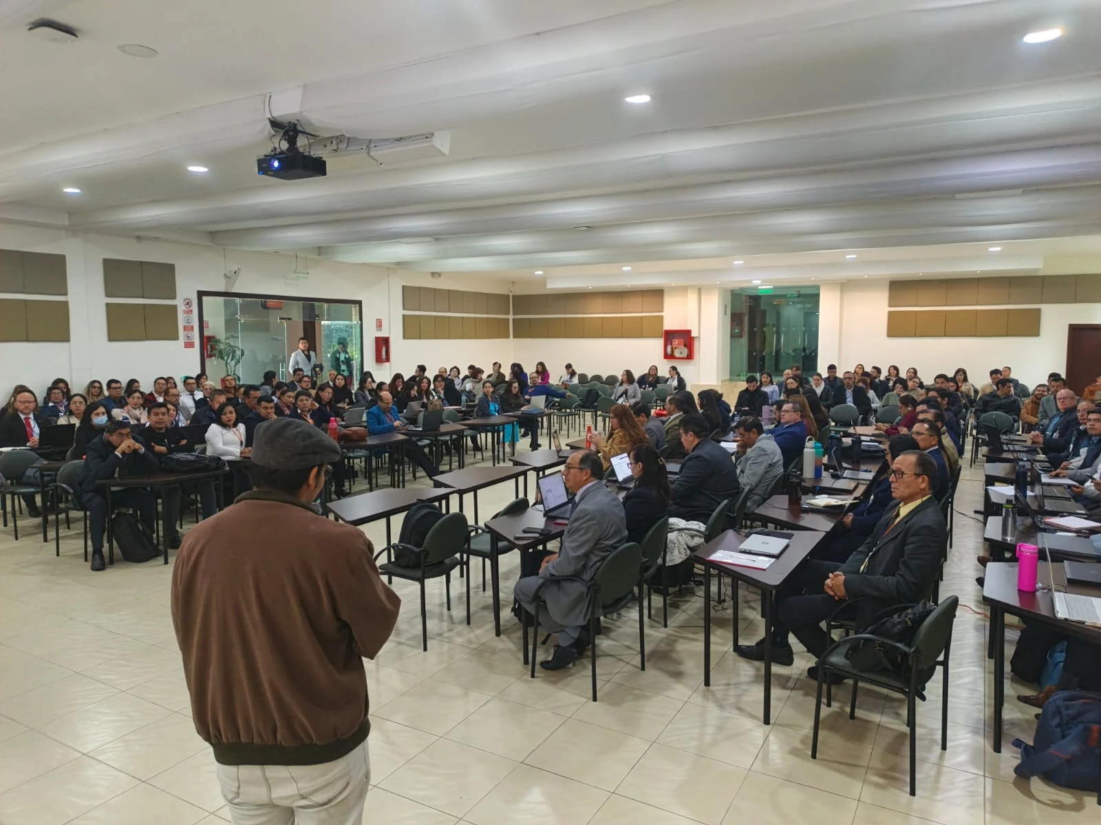 Asistentes en una charla comunitaria de IA de Artificial Peaks