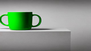 El mismo fotograma con la taza en verde. El pedestal, el fondo y la sombra se ven idénticos a la escena base.